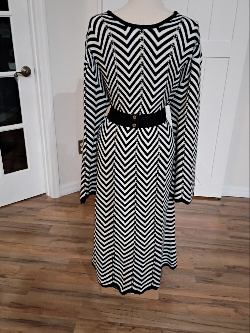 LA SERISSA: Black & White Knit MAXI Dress with Waist Belt. (NEW/without TAGS!)